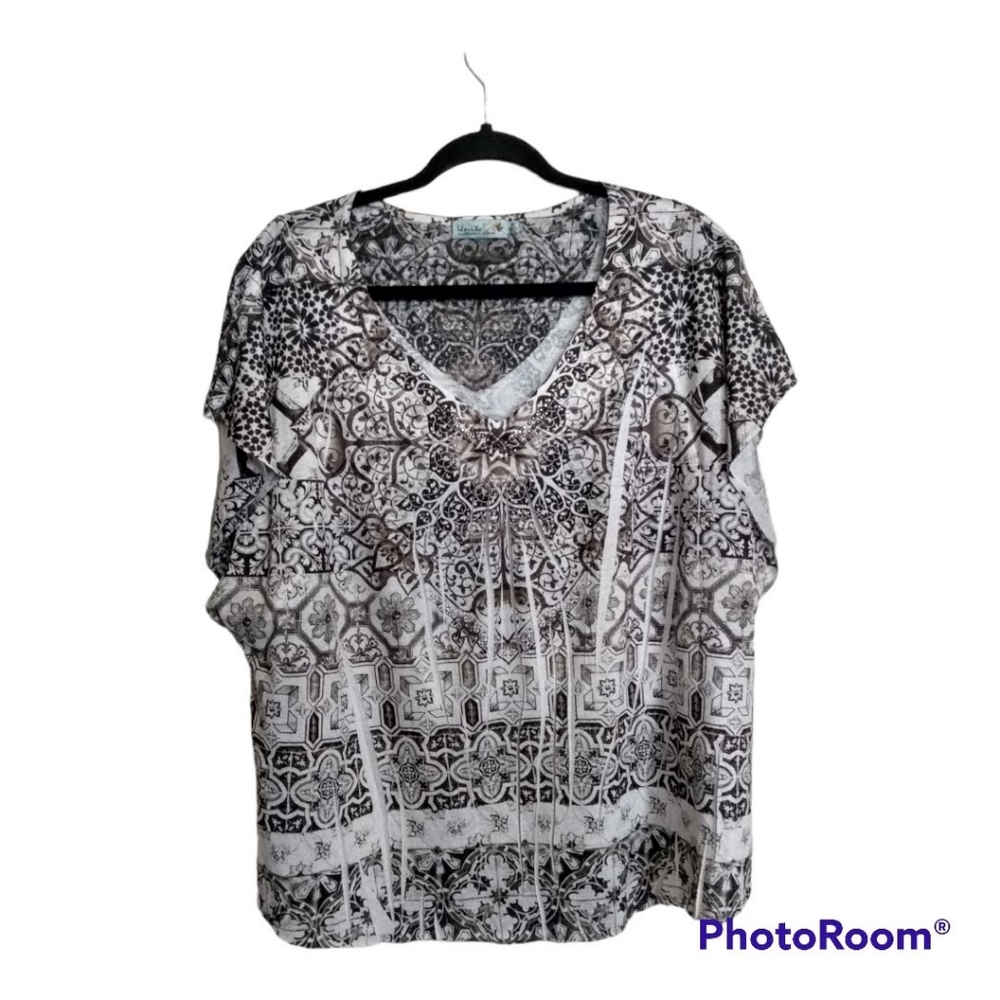 Unity World Wear V-Neck Top Size Large Rhinestone Geometric Floral Black White